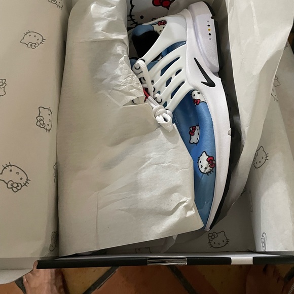 Men’s Hello Kitty Nike Presto - Picture 3 of 4
